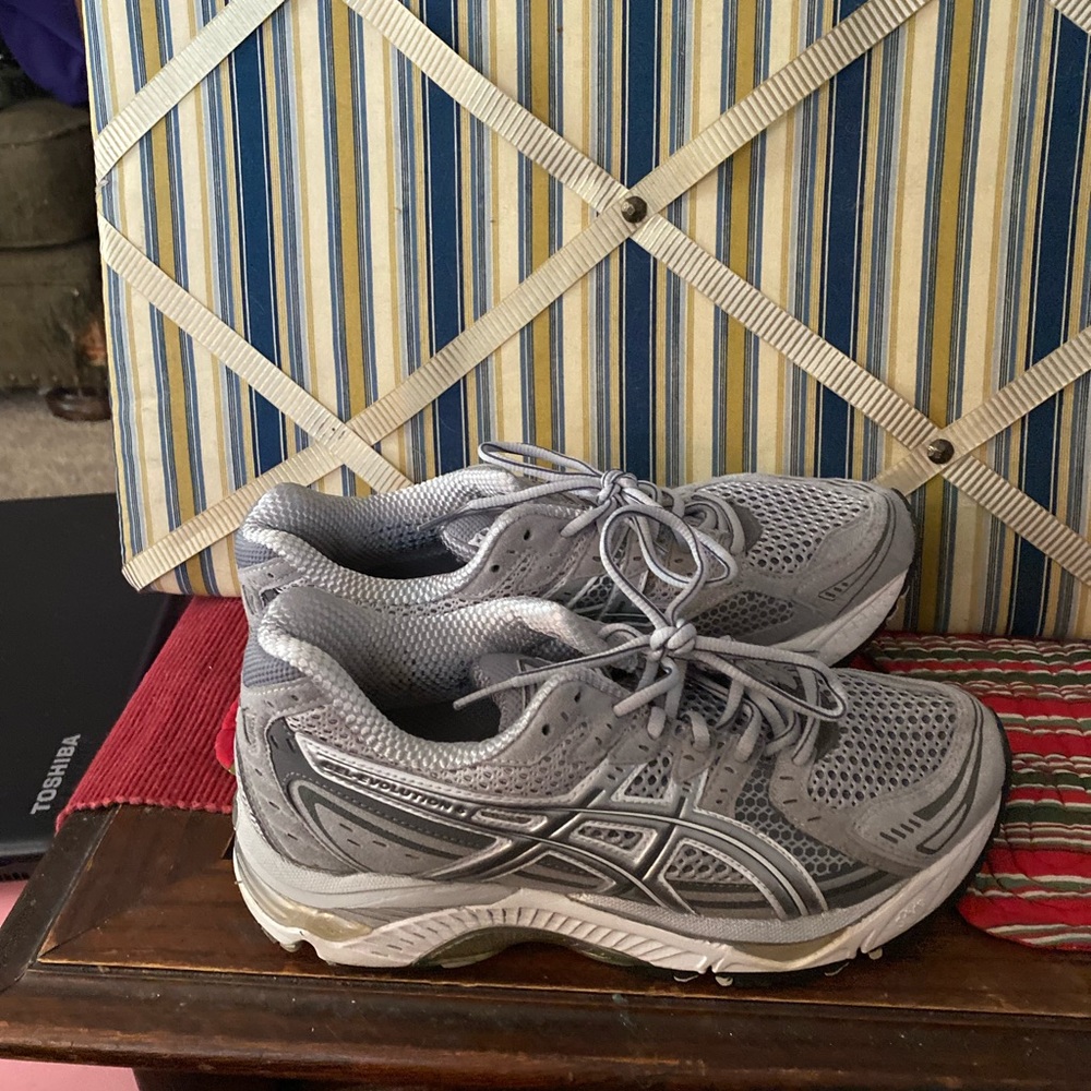 ASICS gel evolution 6. Size 8.